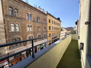 2-Bedroom Fully Renovated Apartment with Balcony