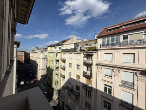 Bright 1-Bedroom Corner Apartment with Balcony