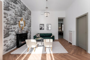2-Bedroom Stylish Renovated Apartment with Balconies