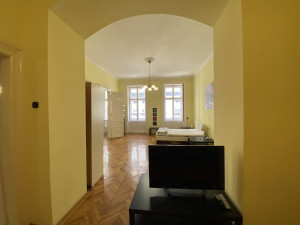 Bright 2-Bedroom Apartment in Prime District V Location
