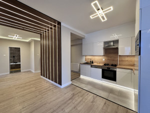 3-Bedroom Bright Corner Apartment with Balcony in Podmaniczky utca