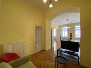 Bright 2-Bedroom Apartment in Prime District V Location