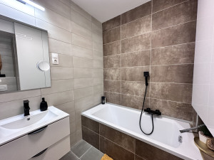 3-Bedroom Bright Corner Apartment with Balcony in Podmaniczky utca