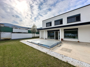 4-Bedroom Villa with Views to Pilis Hills