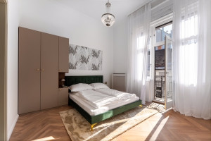 2-Bedroom Stylish Renovated Apartment with Balconies