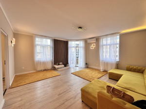 3-Bedroom Bright Corner Apartment with Balcony in Podmaniczky utca
