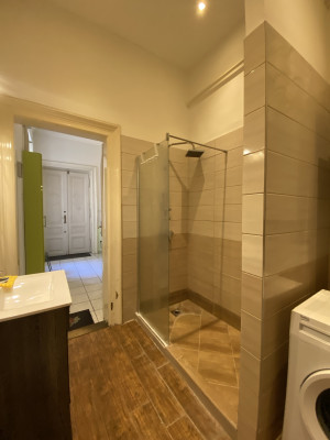 Bright 2-Bedroom Apartment in Prime District V Location
