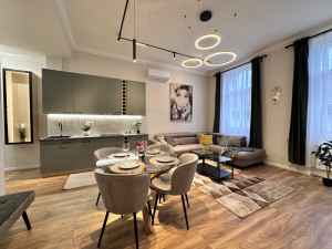 3-Bedroom Apartment next to New York Cafe