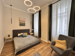 3-Bedroom Apartment next to New York Cafe