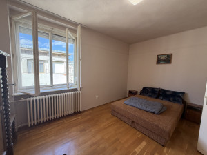 Bright 1-Bedroom Corner Apartment with Balcony
