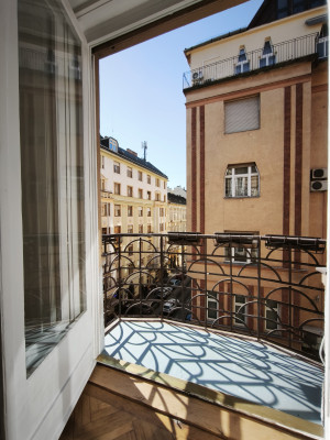 3-Bedroom Elegant Corner Apartment with Balcony