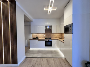 3-Bedroom Bright Corner Apartment with Balcony in Podmaniczky utca
