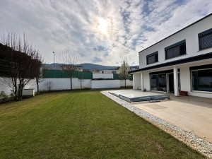 4-Bedroom Villa with Views to Pilis Hills