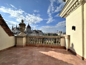 2-Bedroom Apartment with Parliament View & Terrace on Vértanúk tere