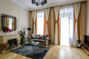 Stylish 2-Bedroom Apartment with Balcony near the Basilica