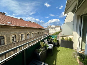 2-Bedroom Apartment with Terrace in Dob utca