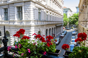 Stylish 2-Bedroom Apartment with Balcony near the Basilica
