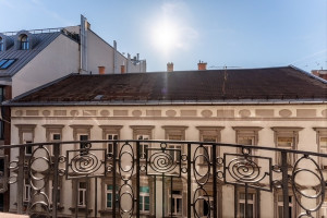 2-Bedroom Stylish Renovated Apartment with Balconies