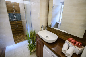 Stylish 2-Bedroom Apartment with Balcony near the Basilica