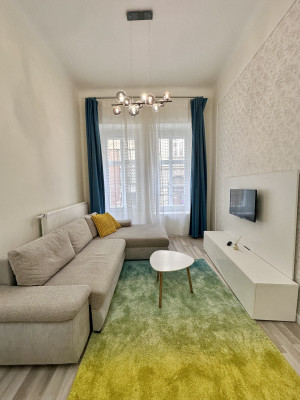Freshly Renovated 2-Bedroom Apartment near Opera