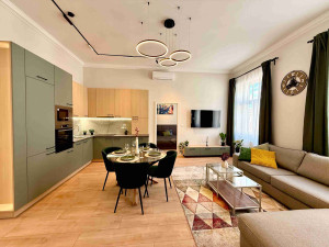 4-Bedroom Apartment near Danube in Lónyay utca