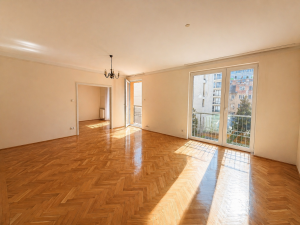 Bright 2-Bedroom Apartment with Balcony in Hársfa utca