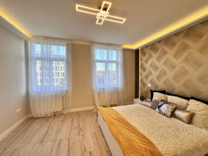 3-Bedroom Bright Corner Apartment with Balcony in Podmaniczky utca
