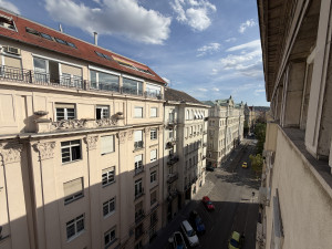 Bright 1-Bedroom Corner Apartment with Balcony