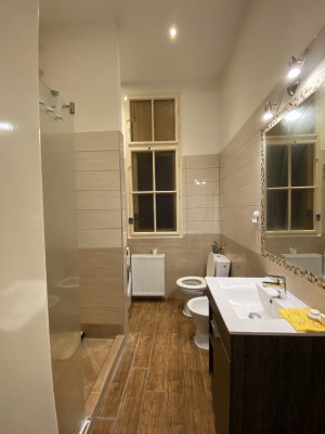 Bright 2-Bedroom Apartment in Prime District V Location