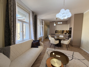 3-Bedroom Luxury Apartment on Szervita Square