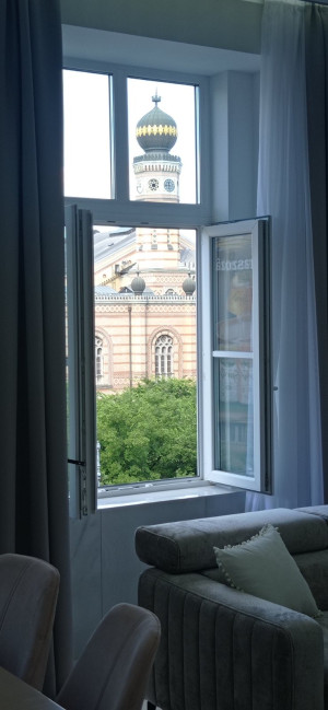 3-Bedroom Apartments with Synagogue View