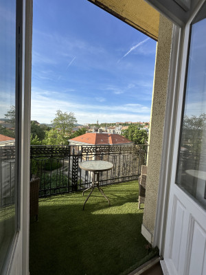 2-Bedroom Bright Apartment with Castle View in Mészáros utca