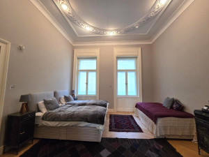 2-Bedroom Elegant Apartment next to Parliament