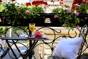 Stylish 2-Bedroom Apartment with Balcony near the Basilica