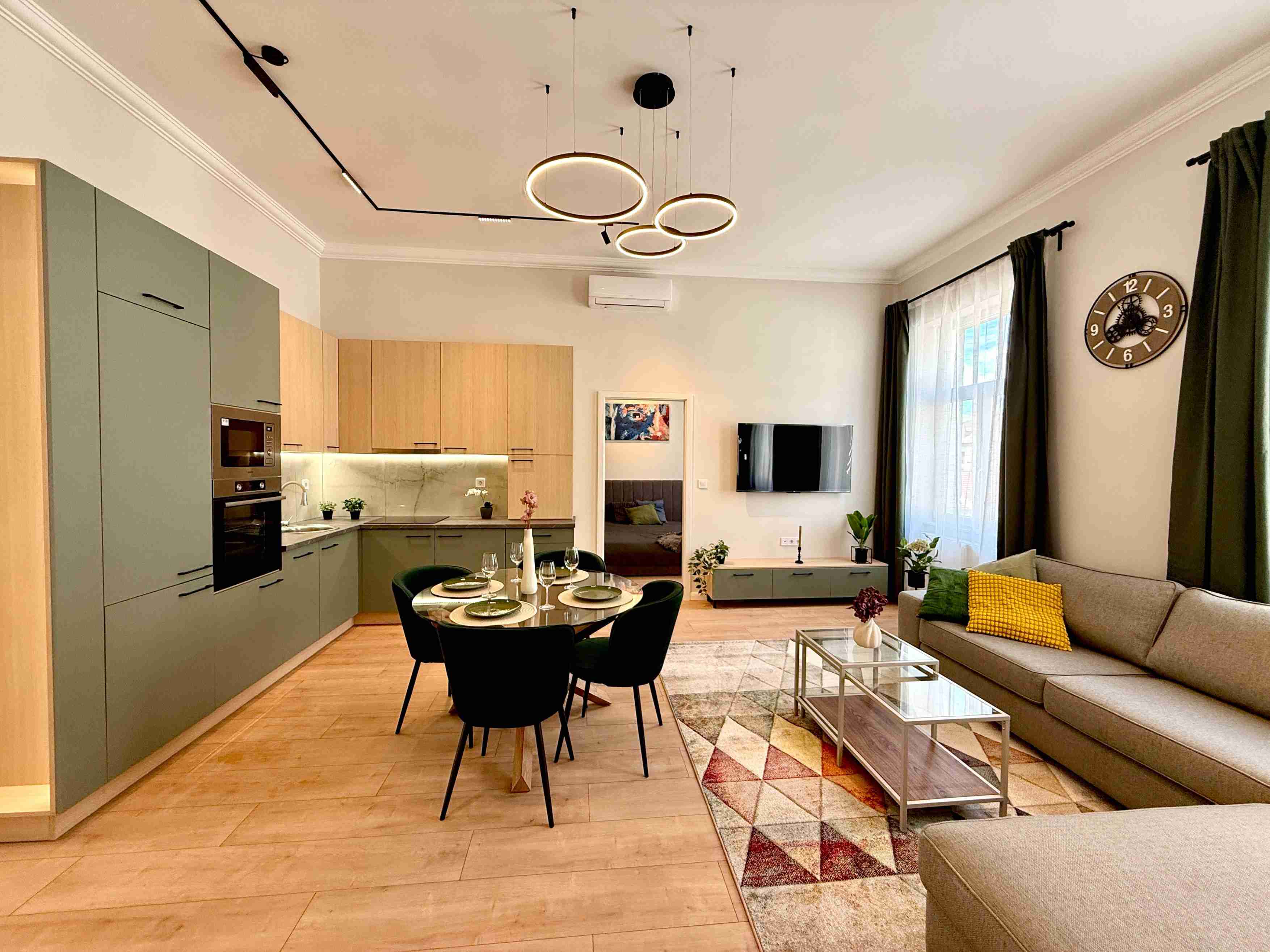 4-Bedroom Apartment near Danube in Lónyay utca