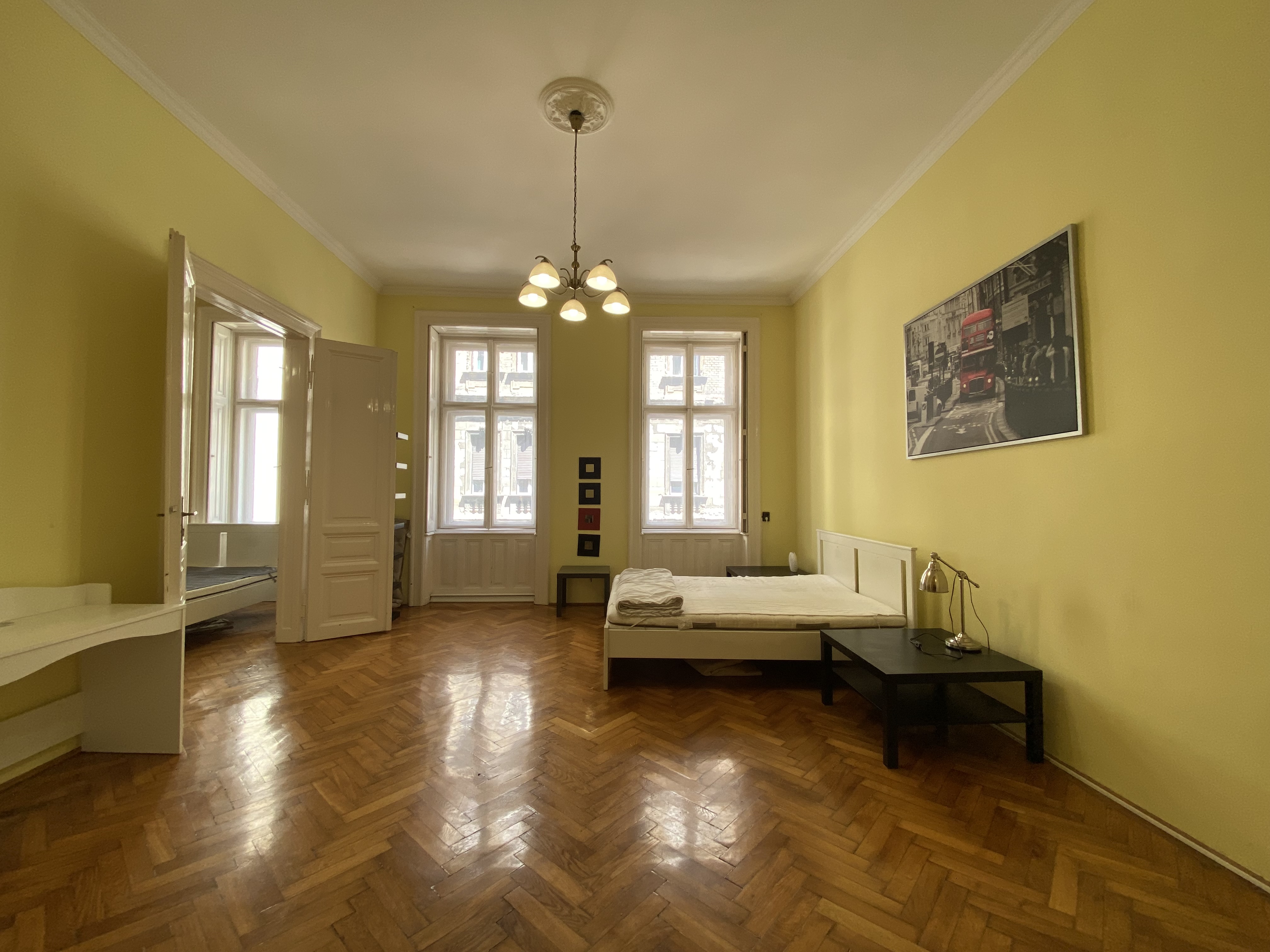 Bright 2-Bedroom Apartment in Prime District V Location