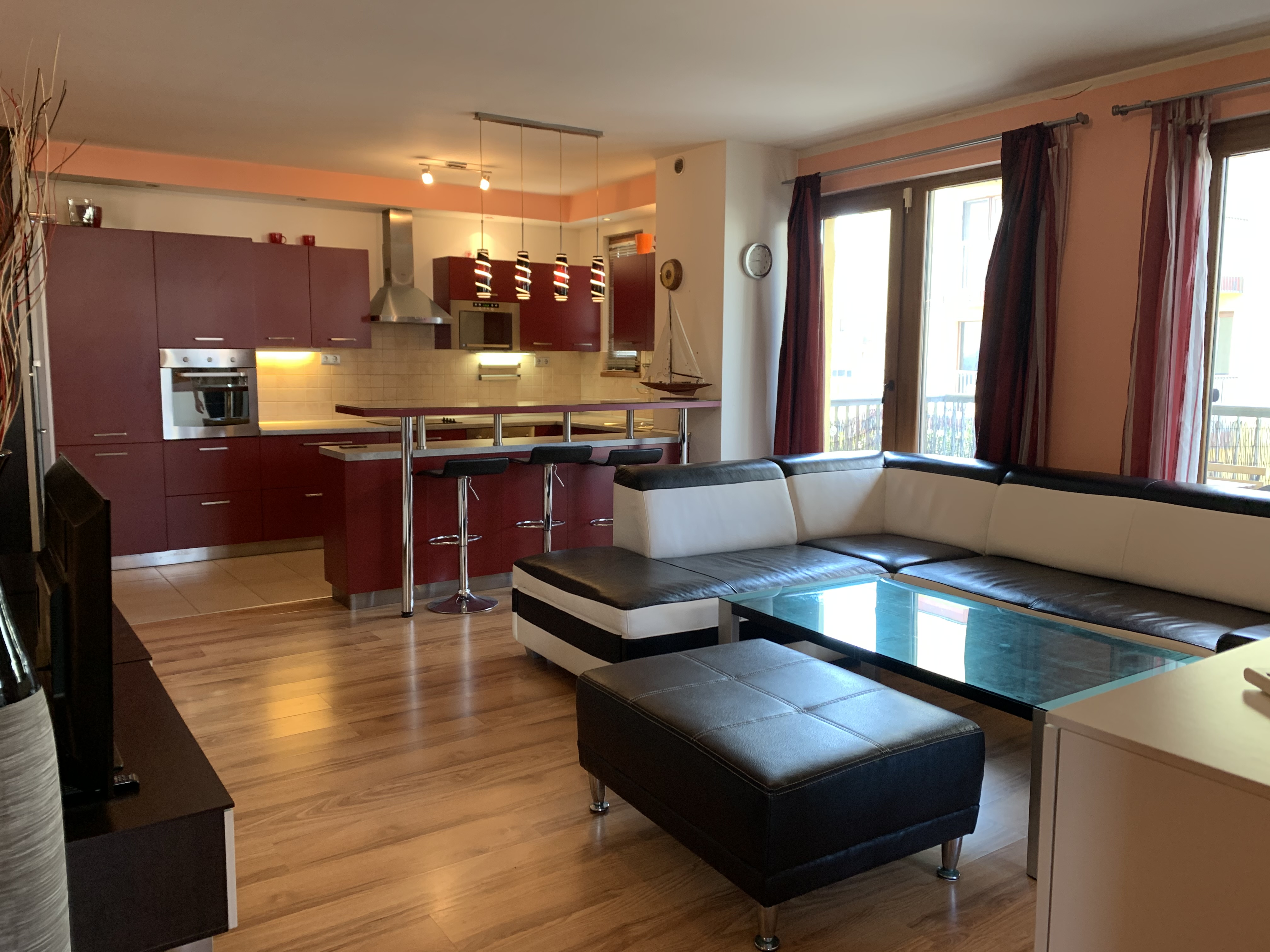 2-Bedroom Apartment with Large Terrace in Úszódaru utca