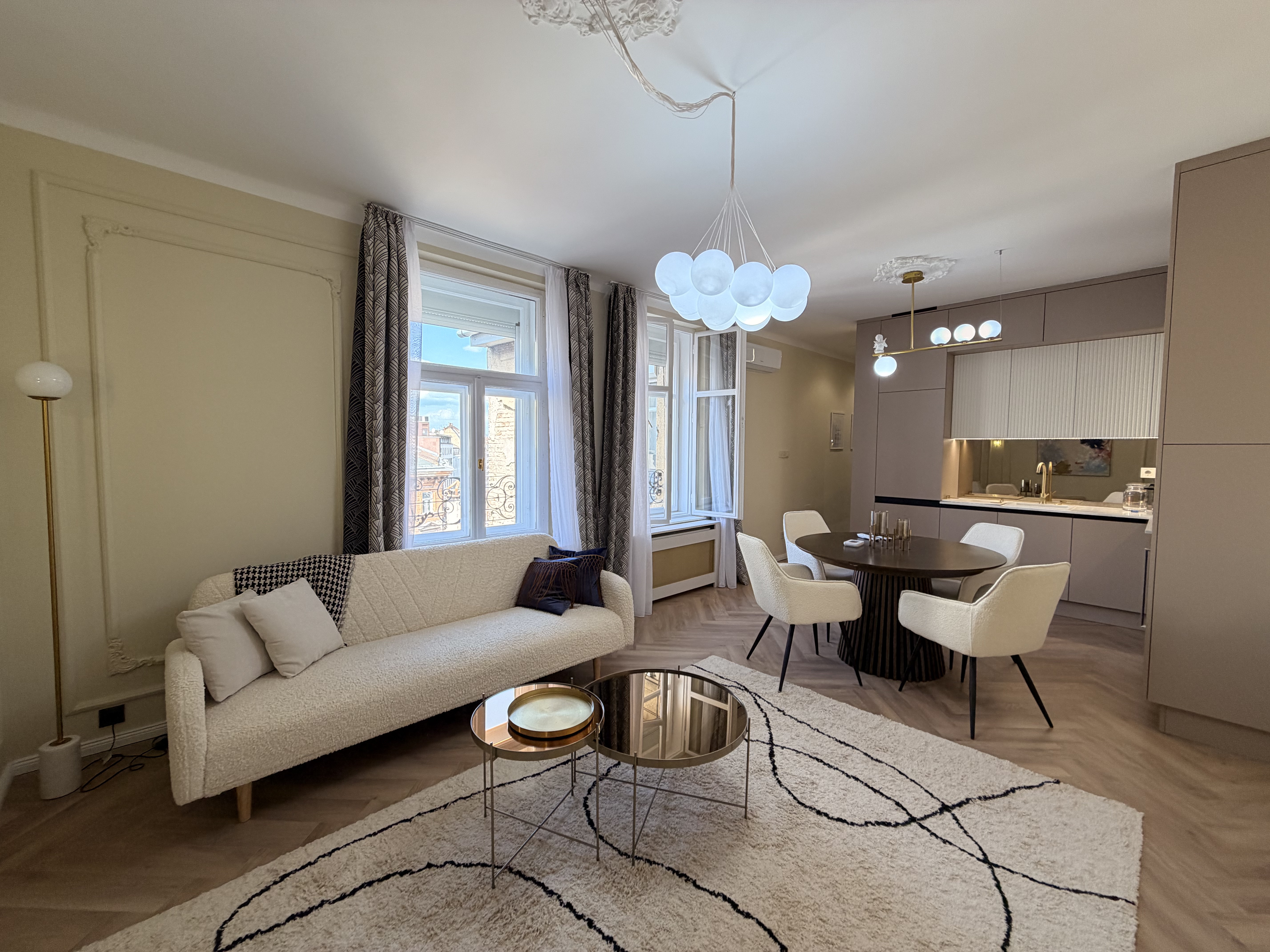 3-Bedroom Luxury Apartment on Szervita Square