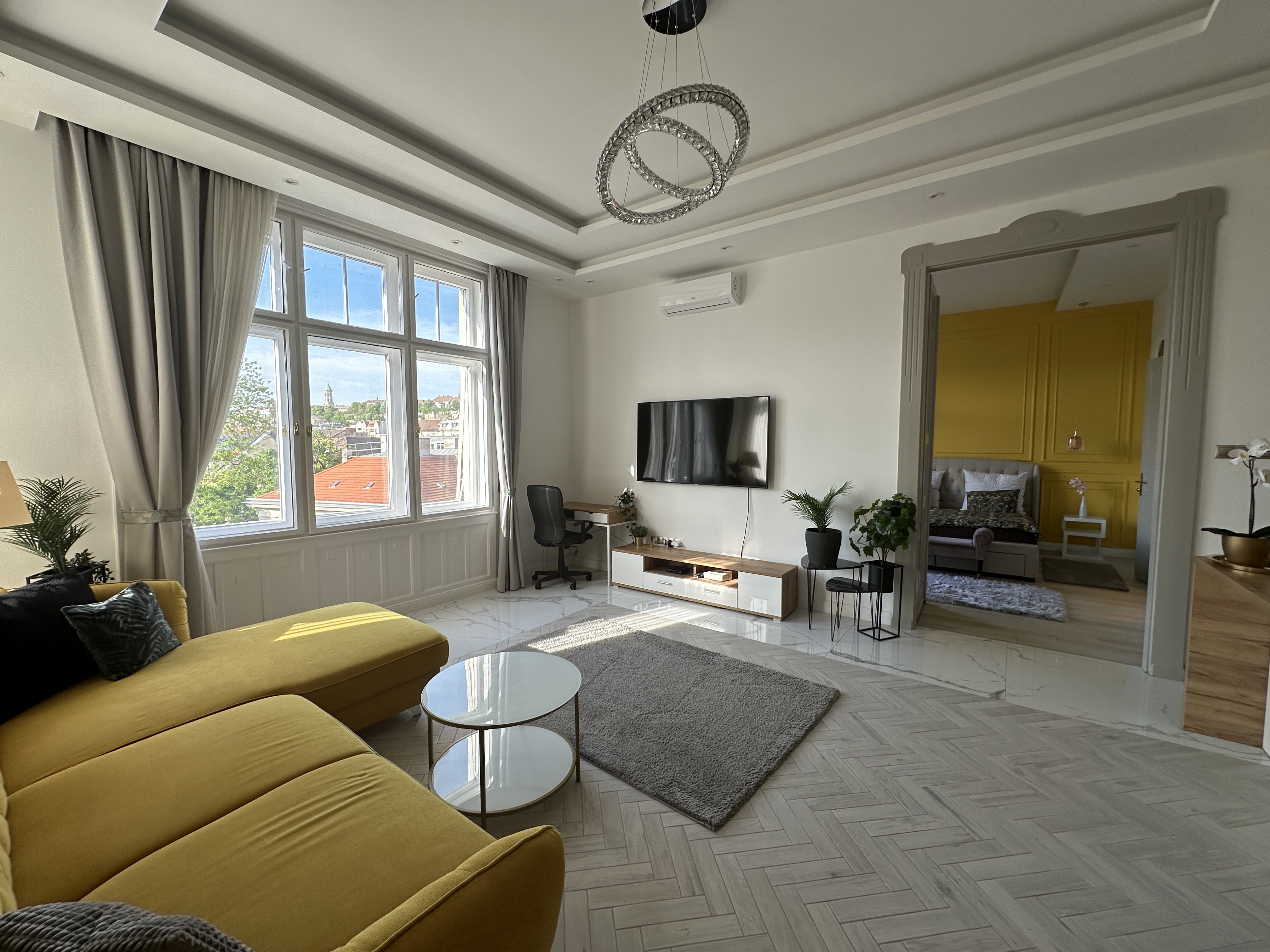 2-Bedroom Bright Apartment with Castle View in Mészáros utca