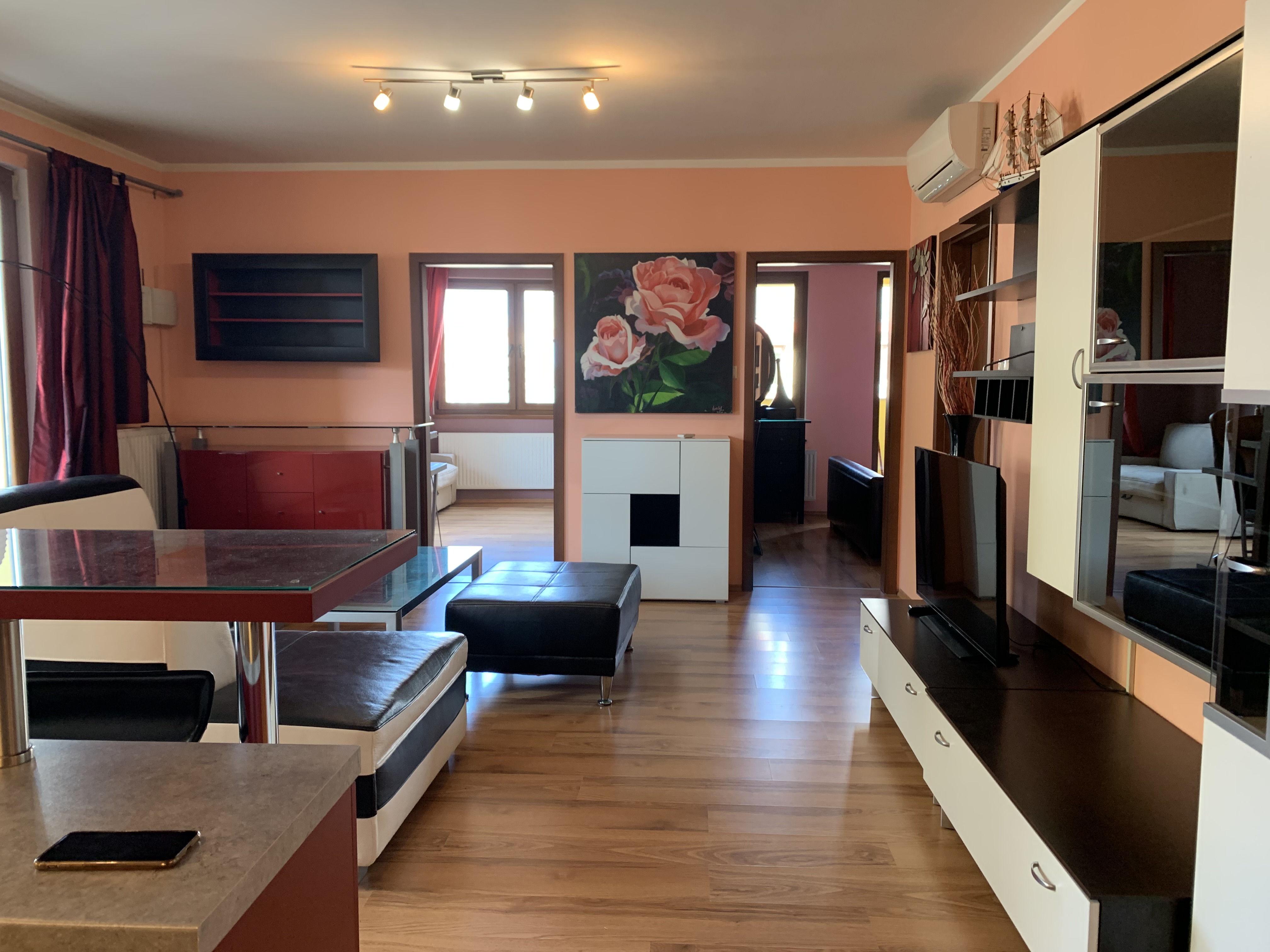 2-Bedroom Apartment with Large Terrace in Úszódaru utca