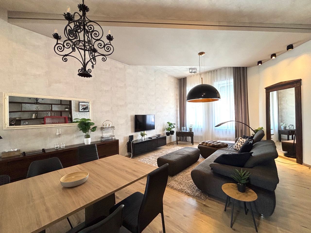 2-Bedroom Apartment next to Famous Vaci Utca