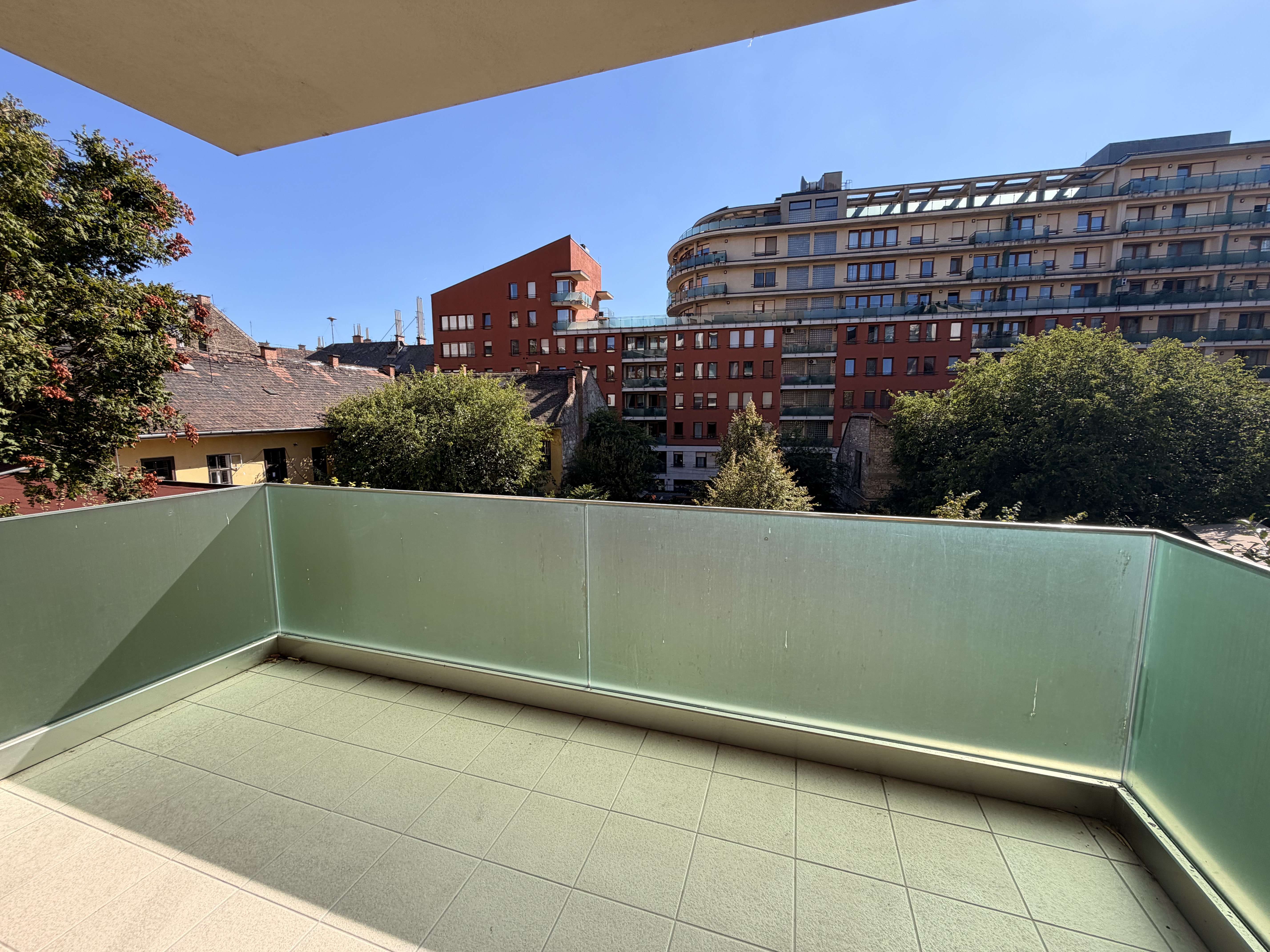 Modern 1-Bedroom Flat on Corvin Promenade with Garden View