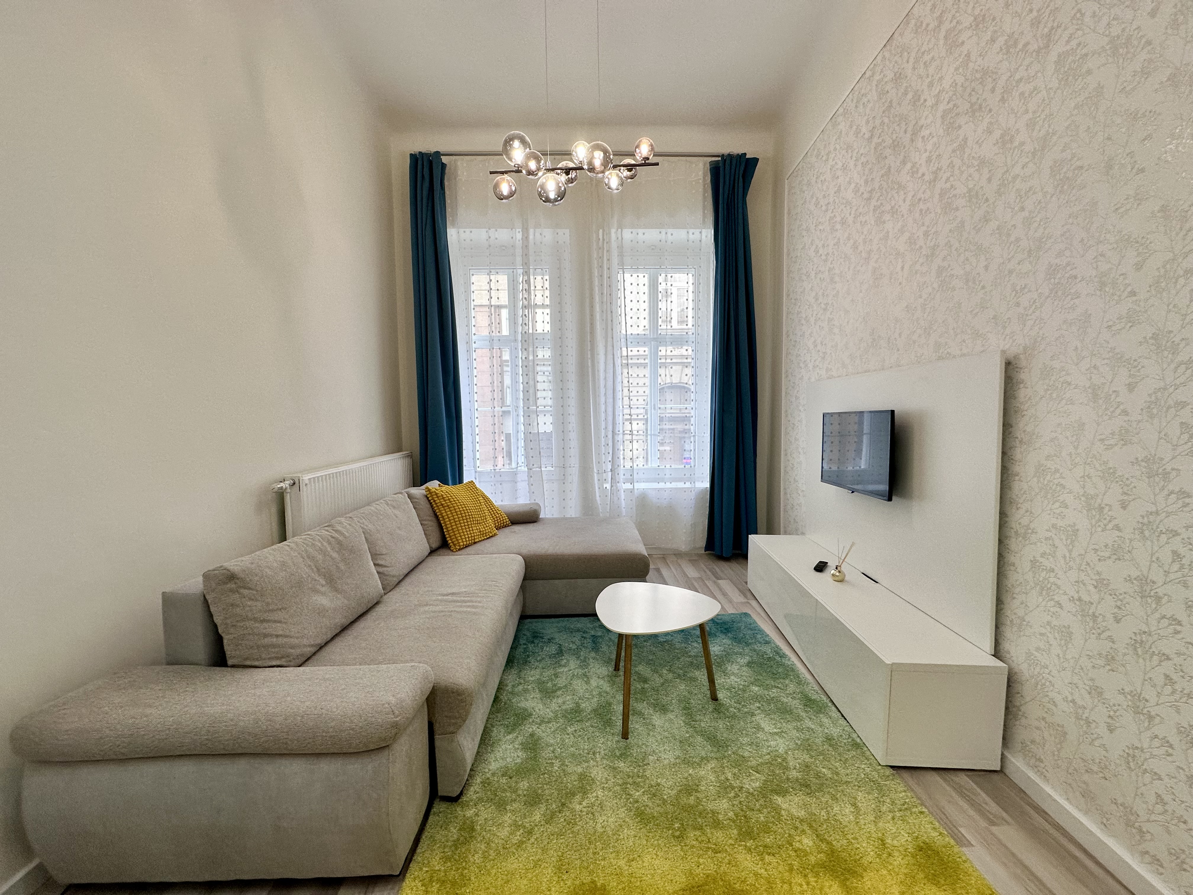 Freshly Renovated 2-Bedroom Apartment near Opera