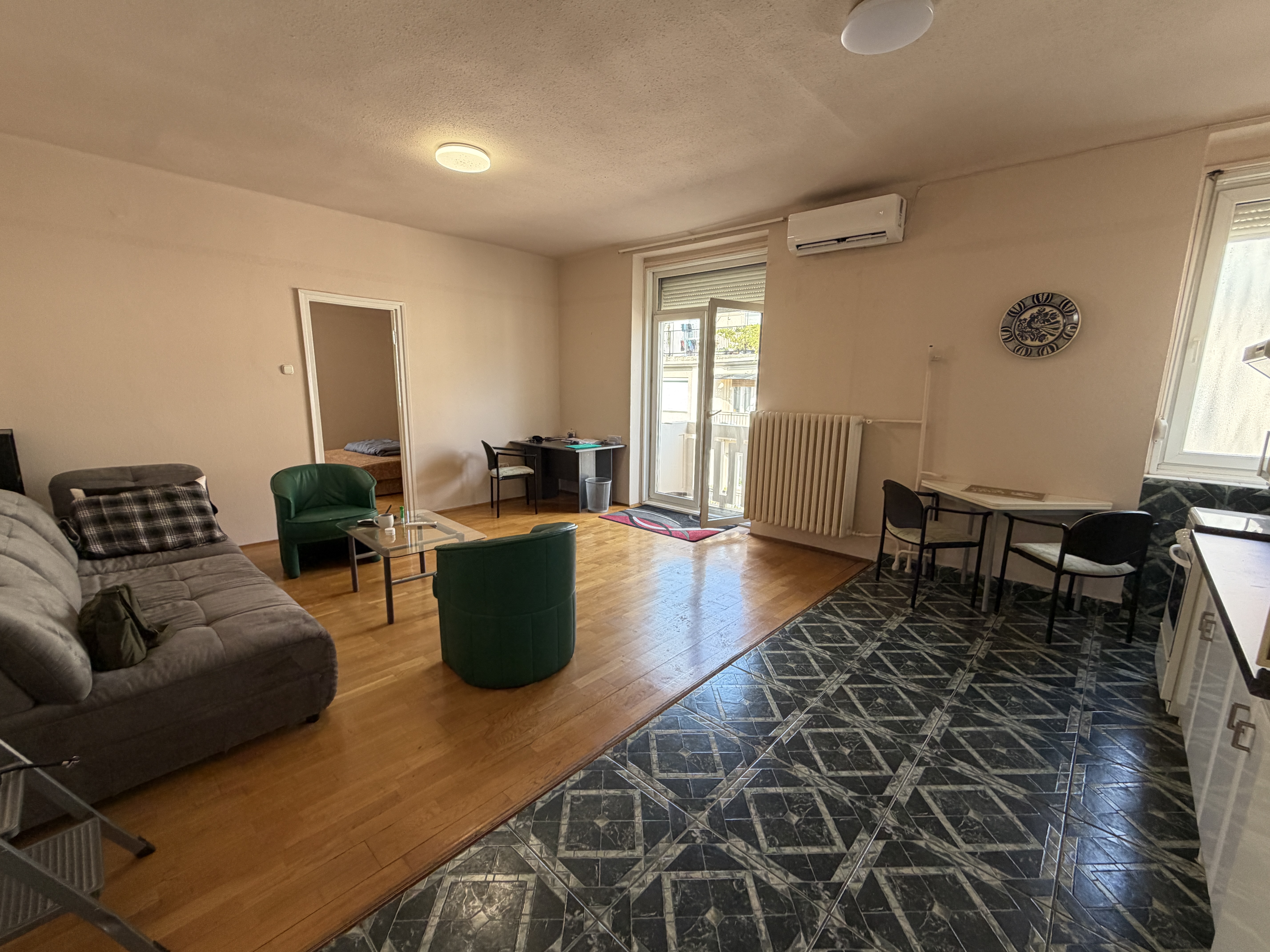 Bright 1-Bedroom Corner Apartment with Balcony