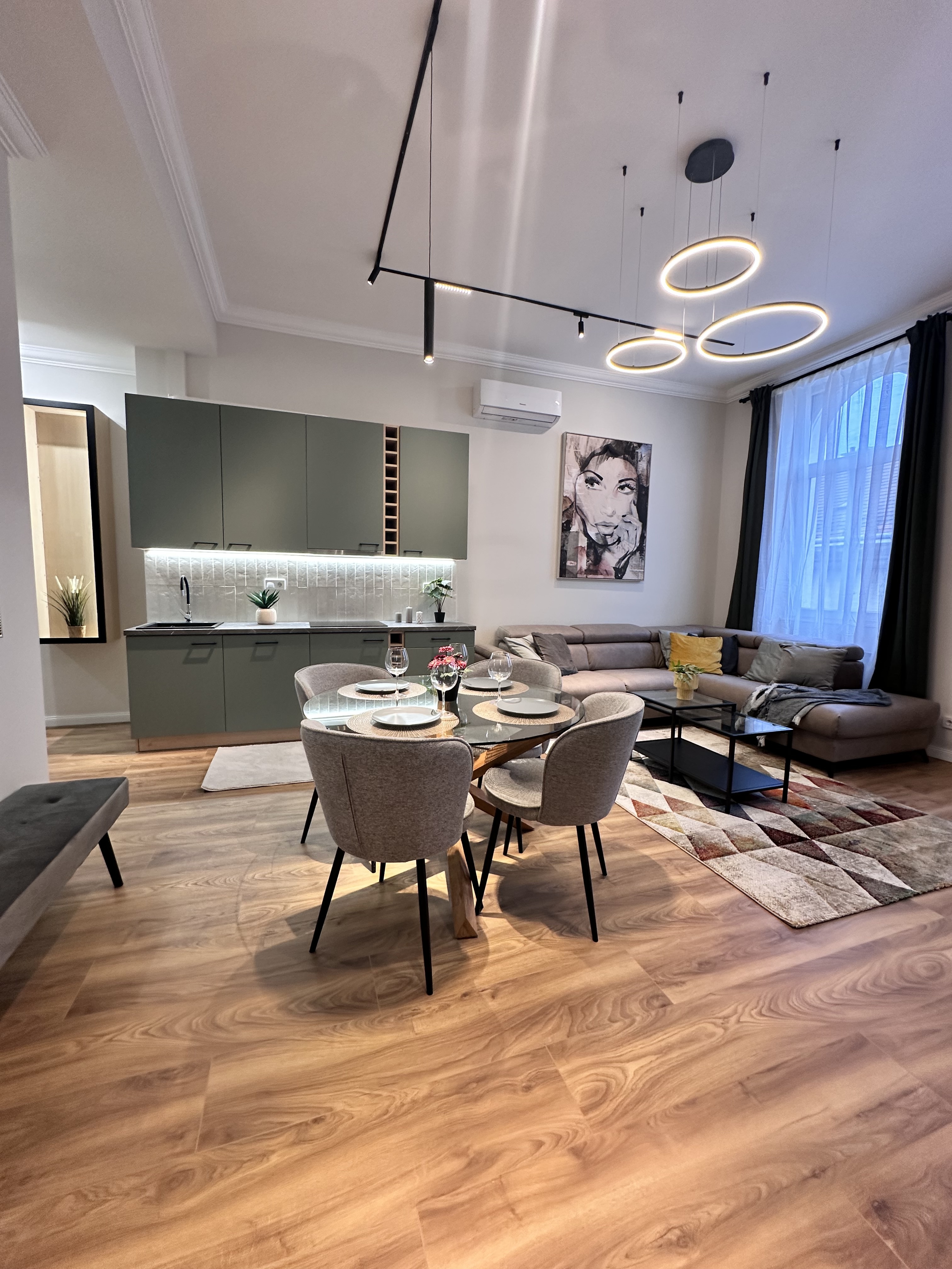 3-Bedroom Apartment next to New York Cafe