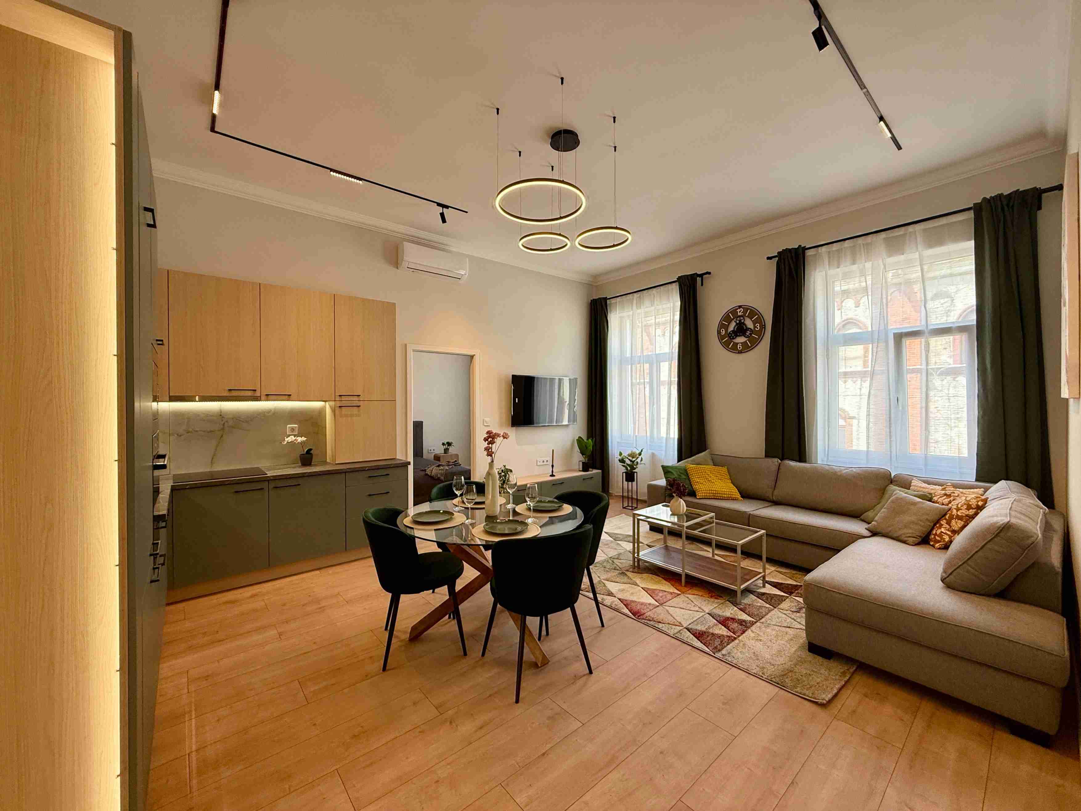 4-Bedroom Apartment near Danube in Lónyay utca
