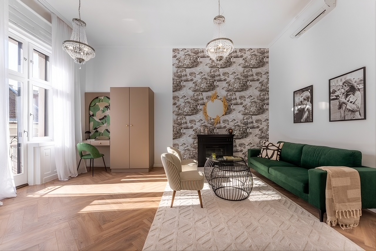 2-Bedroom Stylish Renovated Apartment with Balconies