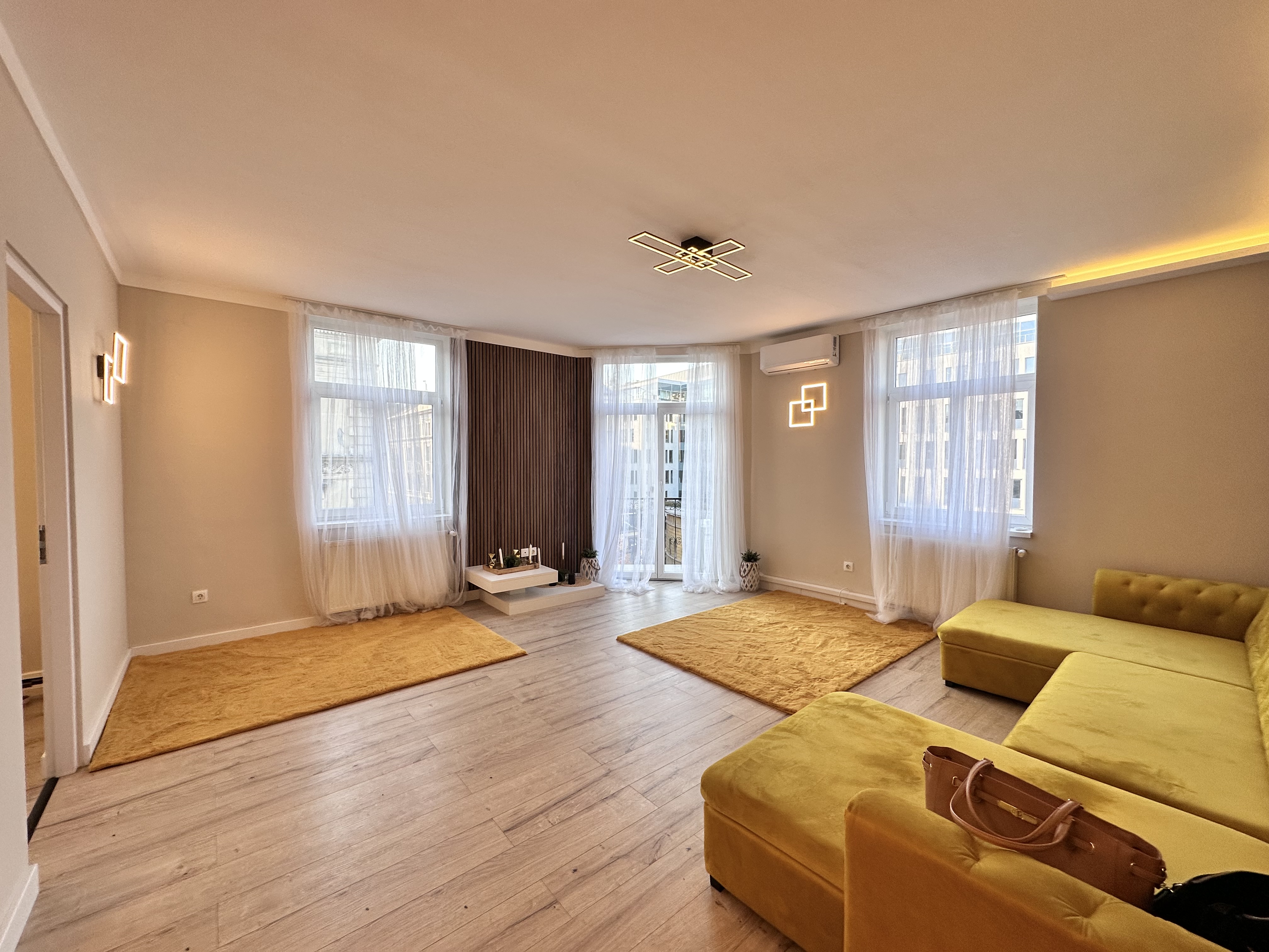 3-Bedroom Bright Corner Apartment with Balcony in Podmaniczky utca