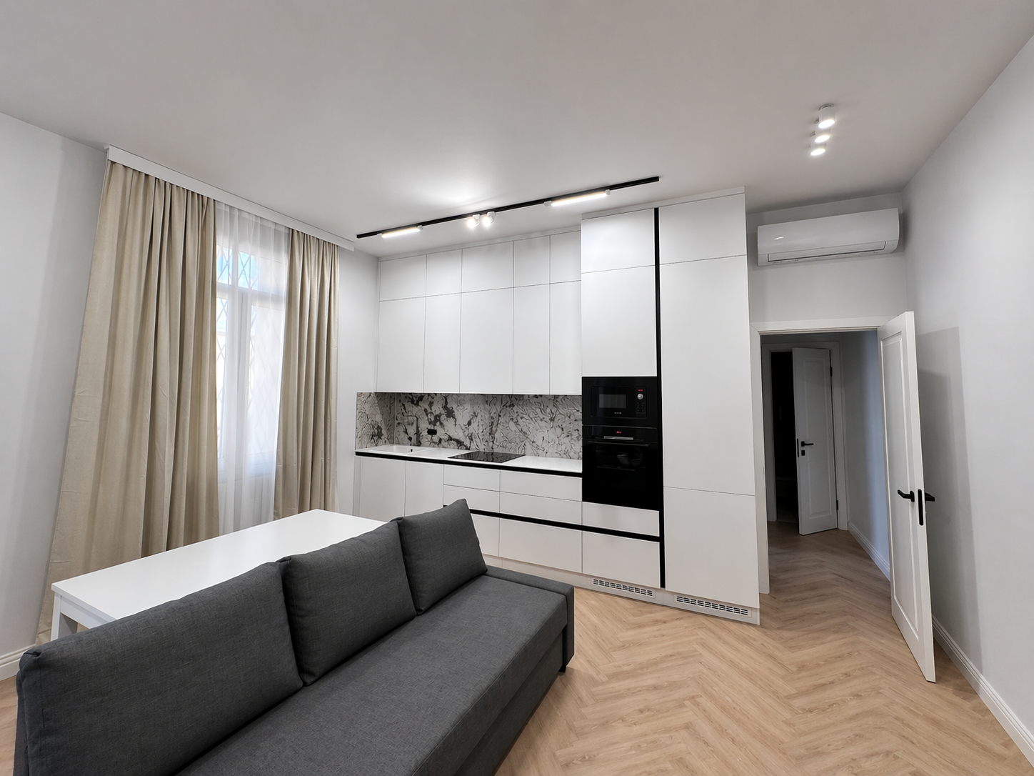 2-Bedroom Apartment with Parliament View & Terrace on Vértanúk tere
